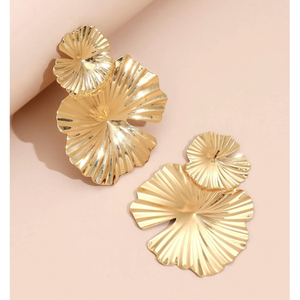 Large Gold Tone Fashion Earrings Floral Flower - Picture 3 of 3